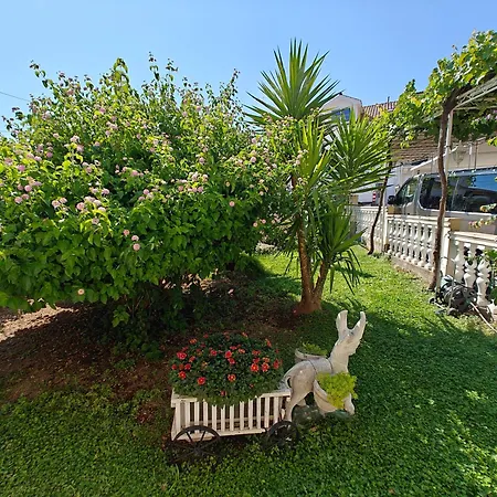 公寓 Vikeli 特罗吉尔